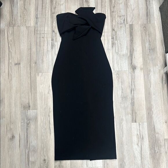 Elegant Black Strapless Dress - Picture 1 of 3